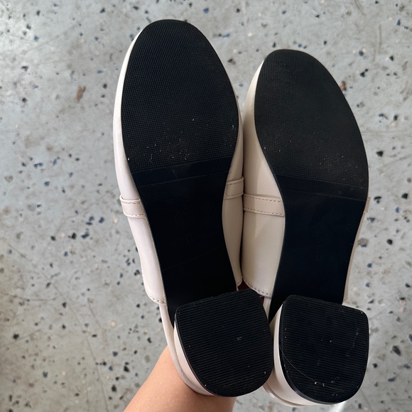 Elegant Nude Mules with Gold and Cream Chain - Picture 4 of 6